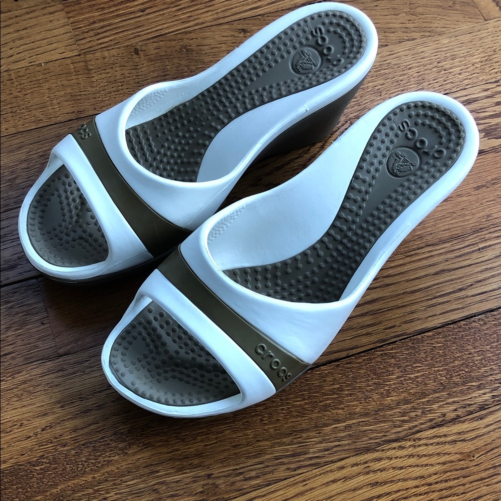 CROCS Sassari Women’s Tan and White Wedge Slide Sandal Size 9